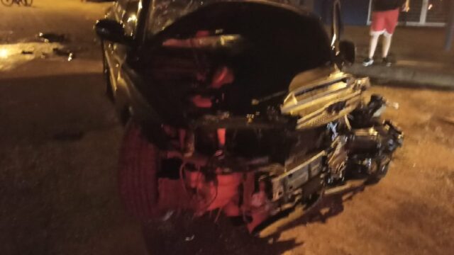 Jovem sofre politraumatismo após bater carro em caminhão, em Caldas Novas
