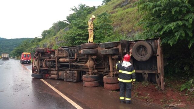 Motorista perde o controle e caminhão tomba na BR-050 em Araguari