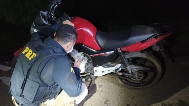 Vendedor é preso pela PRF com motocicleta furtada na BR 050, em Catalão