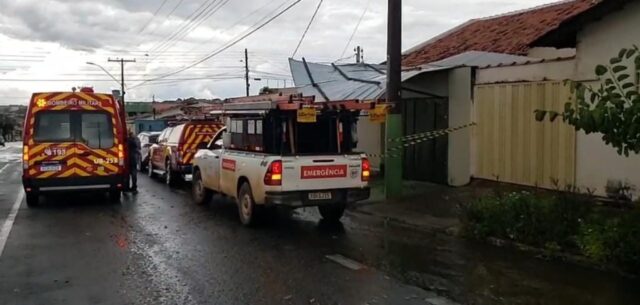 Telhado de barracão cai após forte chuva e atinge residência em Catalão