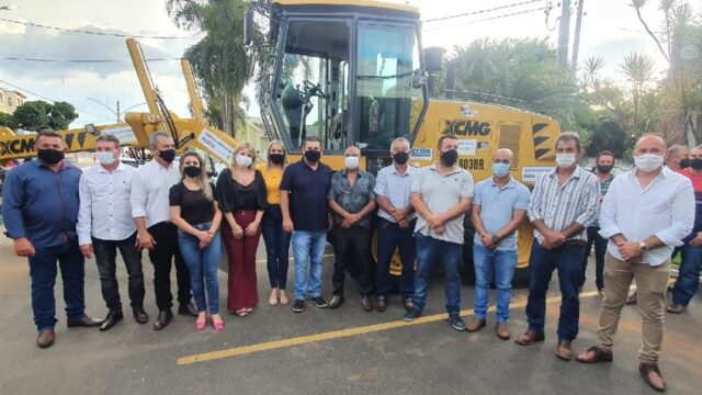 Com investimento de mais de R$ 600 mil, Ouvidor recebe motoniveladora através de emenda parlamentar