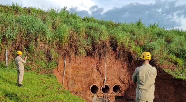 Defesa Civil/10ºBBM vistoria rodovia entre Goiandira e Cumari e faz alerta de possível deslizamento de terra
