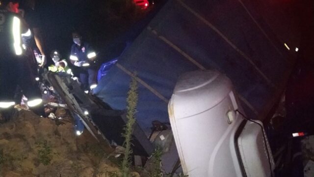 Grave acidente entre caminhões deixa um vítima fatal e outra ferida na BR-050,  em Ipameri