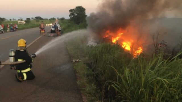 Bombeiros são acionados para conter incêndio em carro na GO-210, em Goiandira