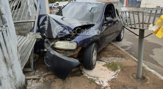 Em Catalão, condutor de automóvel desvia de um outro veículo, perde o controle e bate de frente com muro de residência