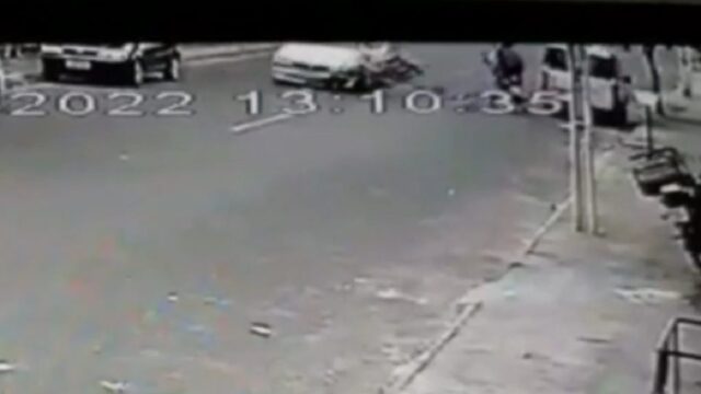 Câmera de segurança flagra acidente entre carro e moto em Catalão