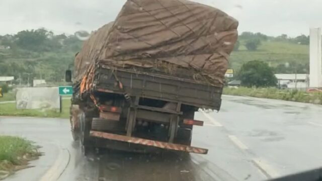 Caminhão com carga torta é apreendido pela PRF na BR-153, em Aparecida de Goiânia
