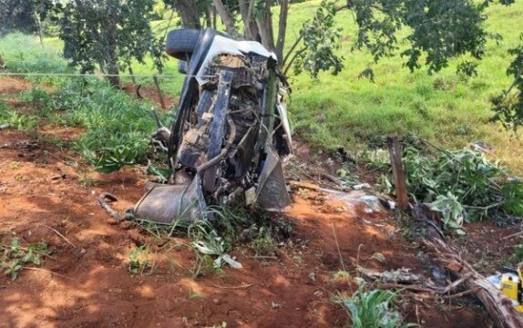Acidente de carro deixa quatro pessoas da mesma família mortas na BR-153, em Itumbiara