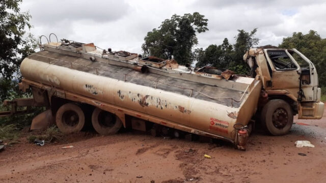 Caminhão-tanque com 5 mil litros de óleo diesel capota na zona rural de Guarda-Mor