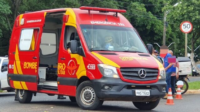 Mulher fica ferida após acidente entre carro e moto em avenida de Catalão