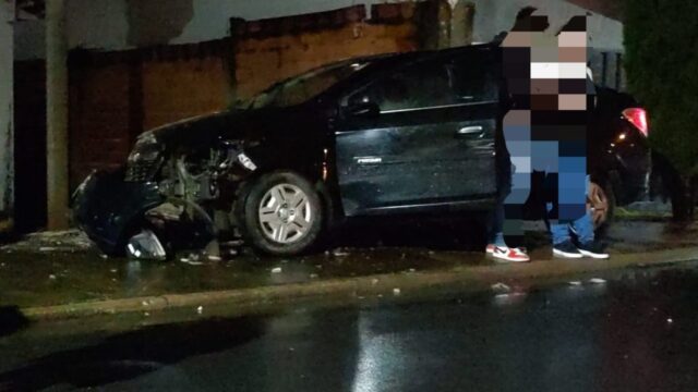 Carro derrapa em pista molhada e colide em muro em Catalão