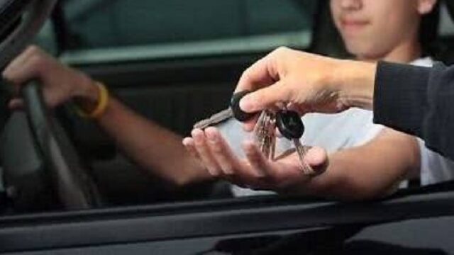 Menor de 15 anos é flagrado pela PM dirigindo carro, em Davinópolis