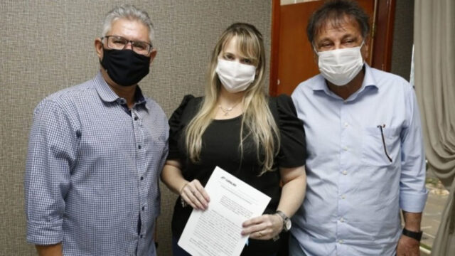 Prefeitura de Catalão entrega lotes para empresários da cidade