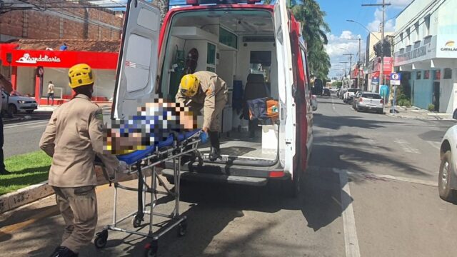 Mulher fica ferida após colisão traseira entre carro e moto em Catalão