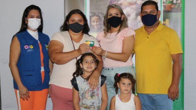 Mães de Ouvidor são beneficiadas com cartão do Programa "Mães de Goiás"