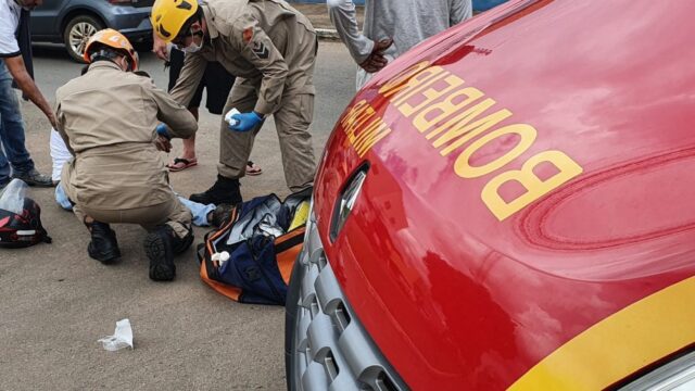 Motociclista sofre fratura no braço após bater contra carro em avenida de Catalão