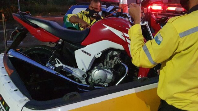 Adolescente é flagrado empinando moto e acaba apreendido por direção perigosa em Catalão
