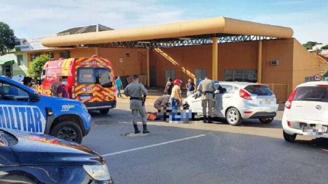 Acidente entre carro e moto deixa passageira ferida no Bairro São João, em Catalão