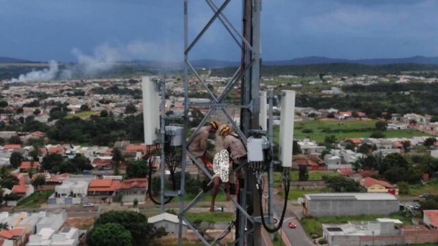 Homem é resgatado por bombeiros após subir em torre em Caldas Novas
