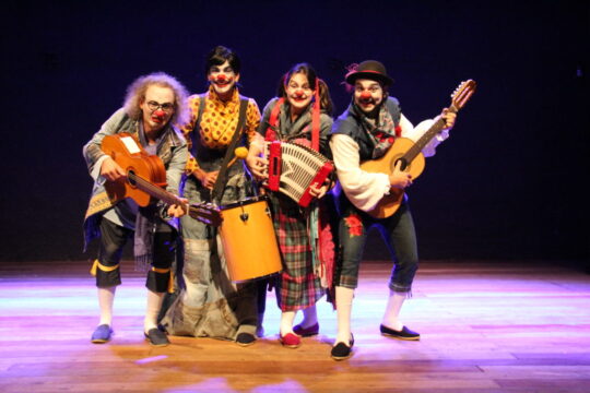 Cia. Teatral Oops!.. comemora o Dia do Teatro com apresentações dos espetáculos O Doente Imaginário e Encantos