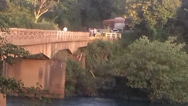 Motorista perde controle de caminhão e colide com automóvel na Ponte do Rio São Marcos, divisa Catalão-Davinópolis