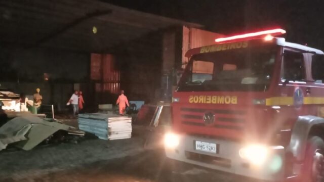 Bombeiros de Araguari combatem incêndio em fábrica de equipamentos solares