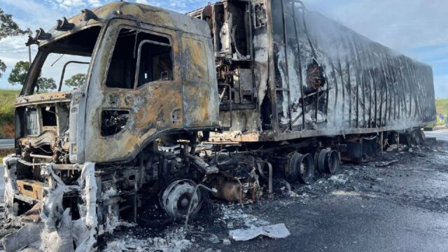 Carreta fica destruída após pegar fogo na BR-050 em Cumari