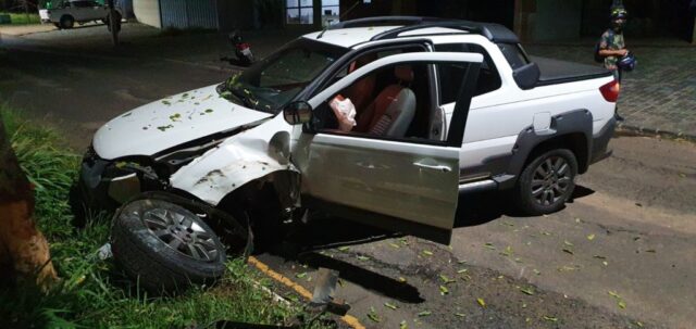 Mulher perde controle e bate carro em árvore, em Catalão