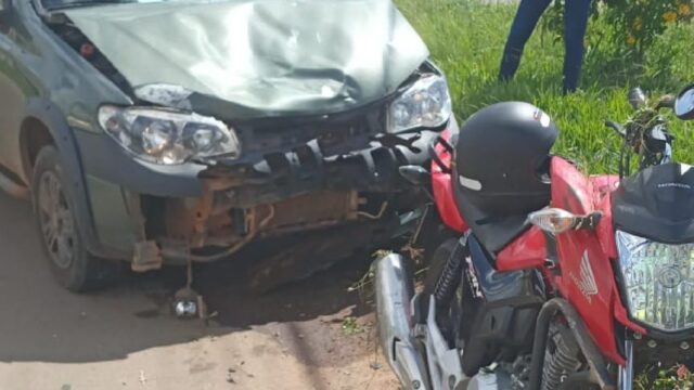 Carro colide na lateral de moto em rotatória próximo ao Catalão Shopping