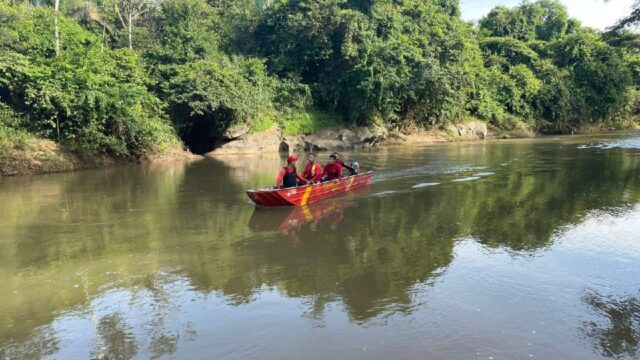 Corpo de Bombeiros localiza corpo de garota de 11 anos que se afogou no Rio Passa Três, em Uruaçu
