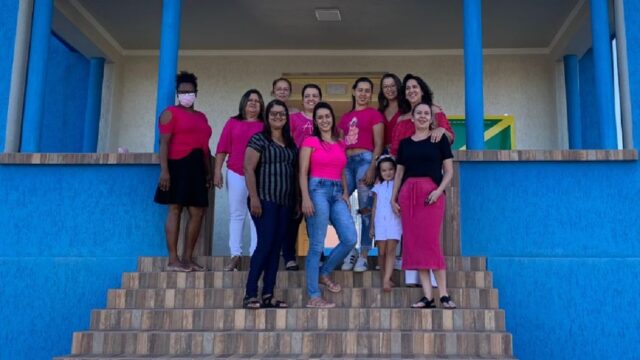 Em Cumari, funcionárias da prefeitura celebram o dia da mulher vestidas de rosa