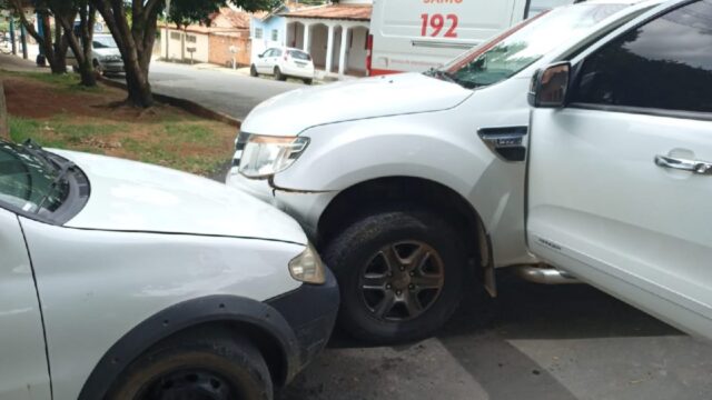 Passageira fica ferida após colisão entre dois veículos em Ipameri