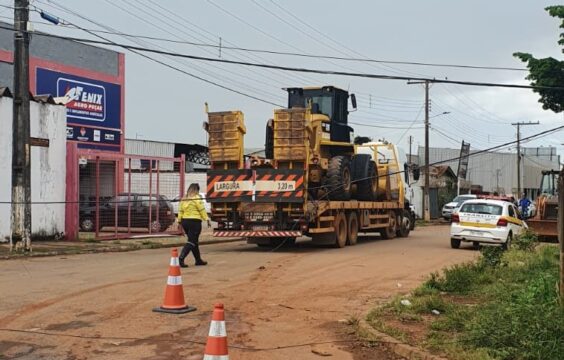 Caminhão arrebenta fio de transmissão de energia no Bairro Castelo Branco II, em Catalão