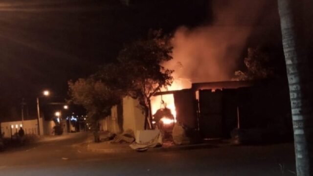 Incêndio possivelmente criminoso danifica partes de residência em Araguari