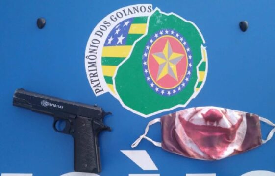 Arma falsa é apreendida pela PM com aluno em escola de Marzagão