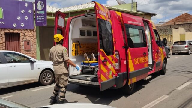 Mulher fica ferida em acidente envolvendo moto no centro de Catalão