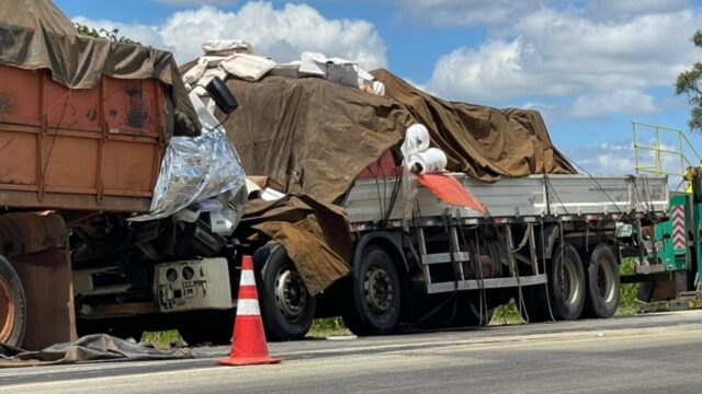 Tragédia: Grave acidente envolvendo caminhões deixa óbito e interdita BR-050, em Campo Alegre de Goiás
