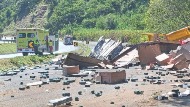 Motorista fica em estado grave após caminhão capotar na BR-050, em Araguari