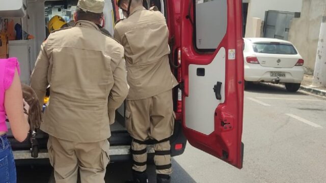 Colisão entre carro e moto deixa motociclista ferida no centro de Catalão