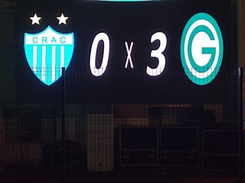 Expulsão, queda de energia no Estádio e goleada, marcam jogo de ida entre Crac e Goiás, em Catalão