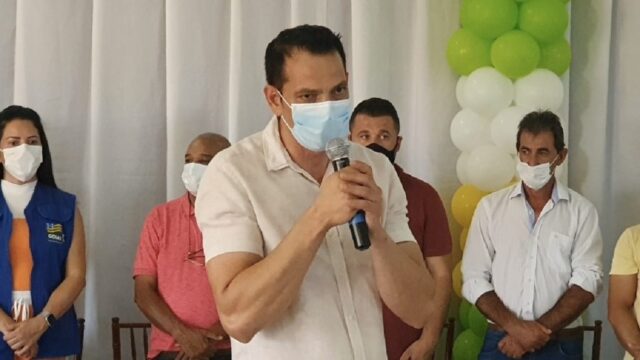 Prefeito de Cumari João Rios representa Deputada Flávia Morais na entrega de cartões em Ouvidor