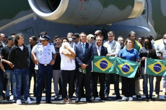 Grupo vindo da Polônia chega a Brasília em aviões da FAB