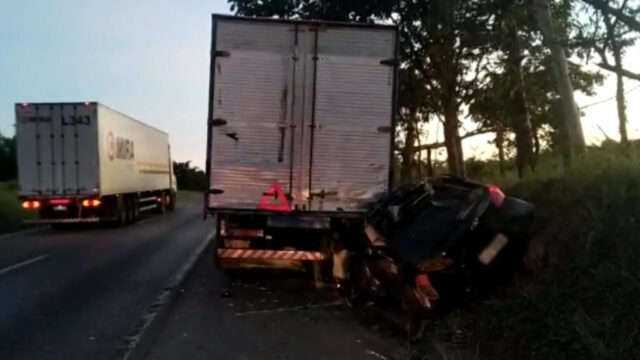 Veículo bate em caminhão quebrado na BR-153 e mata motorista, em Hidrolândia