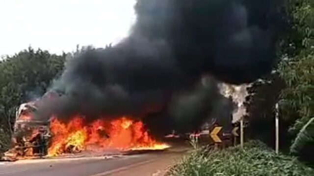 Colisão frontal entre veículos de carga deixa a BR-452 totalmente interditada em Bom Jesus de Goias