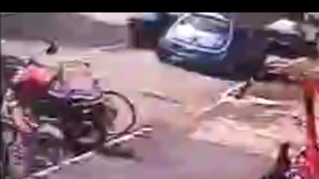 Motorista abre porta de carro e atinge motociclista em avenida de Catalão; vídeo