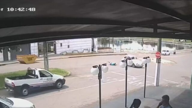 Em Catalão, carro em movimento abre porta, mulher e bebê são lançados para fora; Vídeo