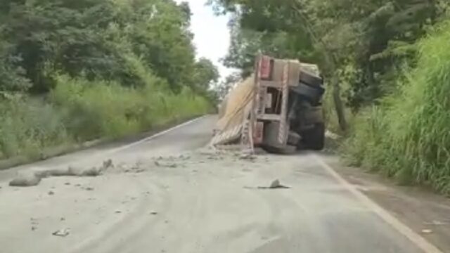Caminhão carregado com cimento tomba na GO-210 entre Goiandira e Nova Aurora