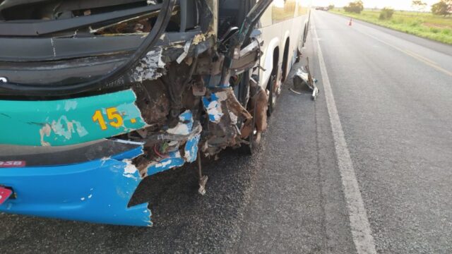 Colisão frontal entre carro de passeio e ônibus mata duas pessoas na BR-070, em Aragarças