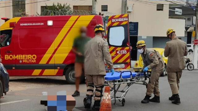Em Catalão, mulher sofre queda de moto e é socorrida pelos bombeiros