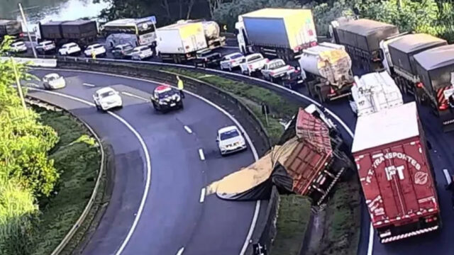 Trânsito na BR-050 segue parcialmente interditado em Uberlândia após 2 carretas carregadas de soja tombarem